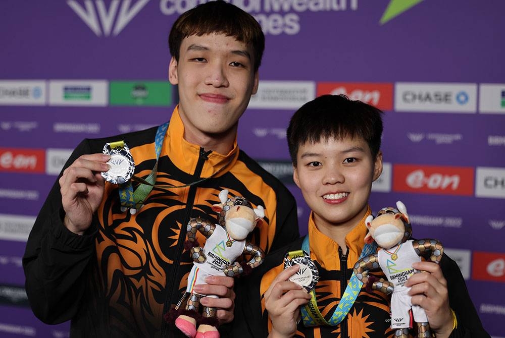 Karen dan Javen menunjukan pingat perak yang dimenangi mereka dalam acara ping pong beregu campuran Sukan Komanwel Birmingham 2022. - Foto Bernama