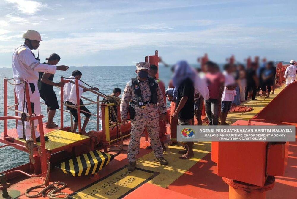 Antara PATI yang berjaya diselamatkan selepas bot yang dinaiki karam di perairan negara pada Isnin. - Foto Maritim Malaysia