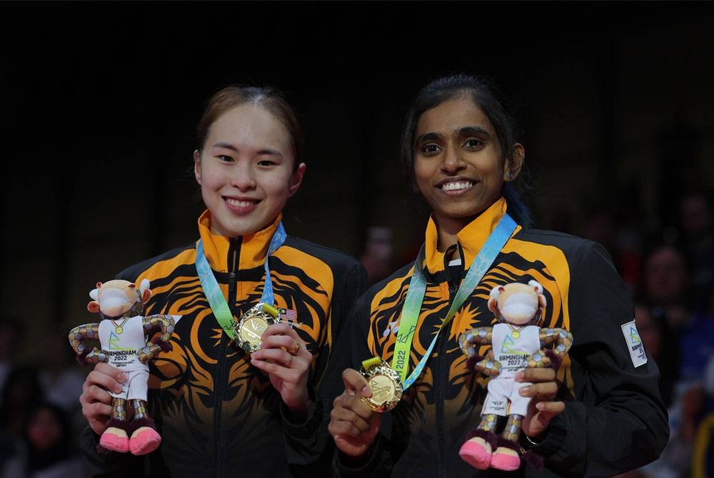 Pearly-Thinaah bersama pingat emas dimenangi setelah mengalahkan Chloe Birch-Lauren Smith pada aksi Birmingham 2022 di NEC pada Isnin.- Foto Bernama