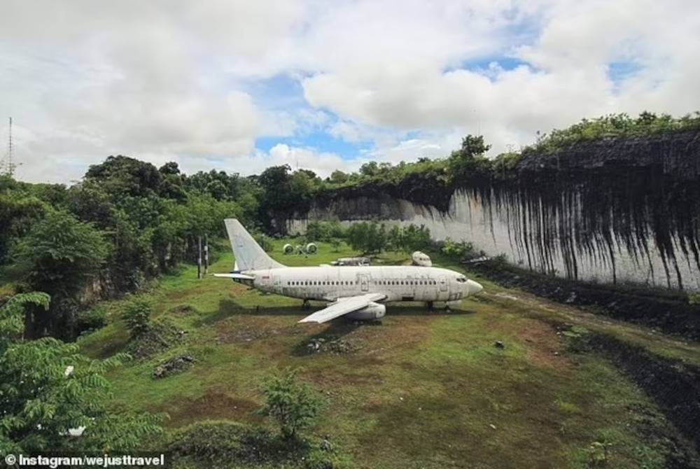 Sebuah pesawat Boeing 737 yang terletak dekat pantai Pandawa, Bali. - Foto Intagram/wejusttravel