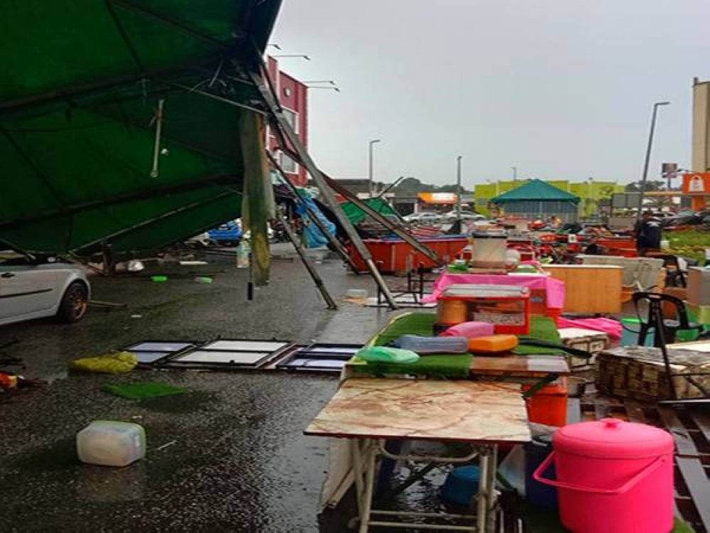 Gerai jualan yang rosak selepas diterbangkan angin kuat dalam kejadian ribut pada Isnin. - Foto pembaca