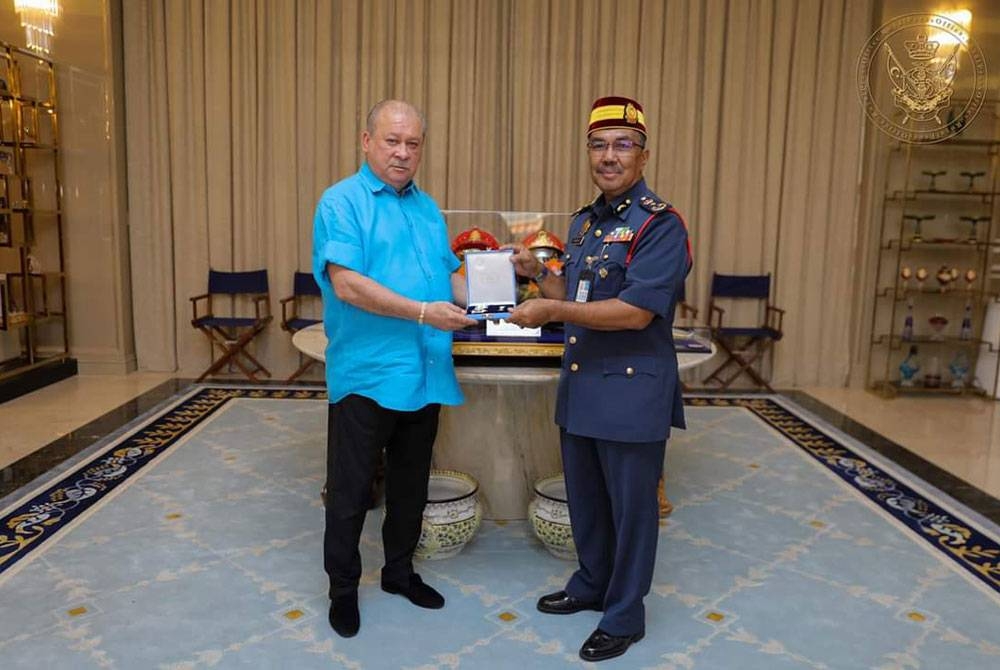 Sultan Ibrahim berkenan mengurniakan Darjah Sultan Ibrahim Johor Yang Amat Disanjungi Pangkat Ketiga Setia Mulia Sultan Ibrahim Johor (SIJ) kepada Pengarah Jabatan Bomba dan Penyelamat Malaysia (JBPM) Johor, Datuk Yahaya Madis.