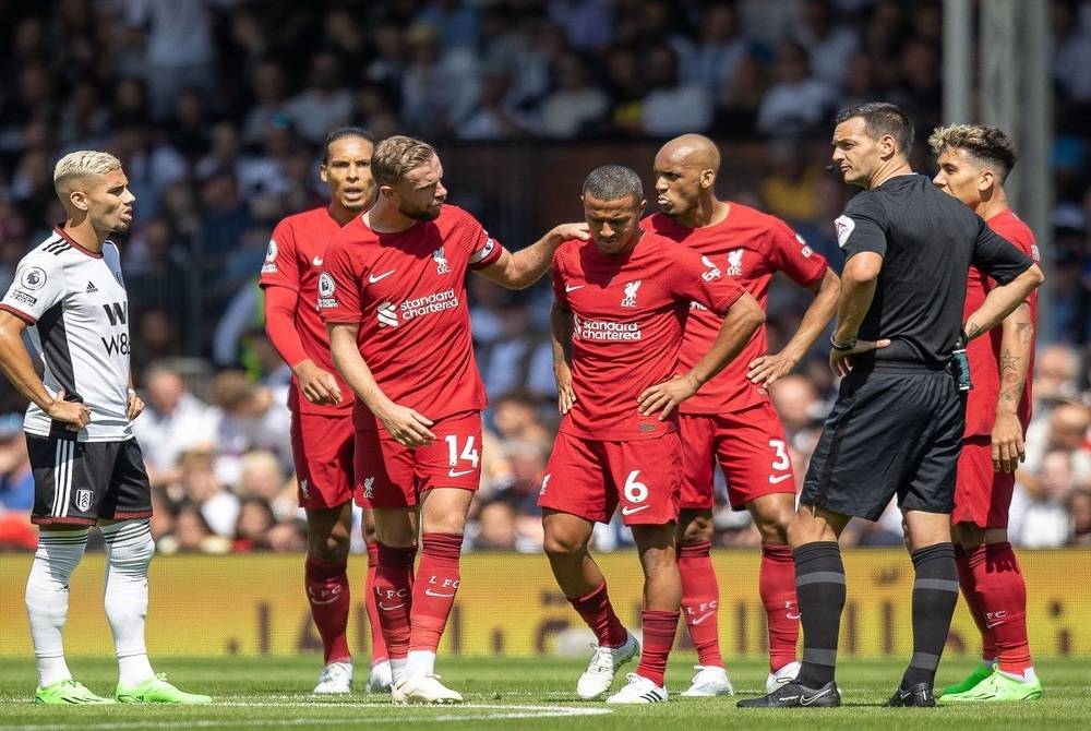 Alcantara (dua dari kanan) cuba ditenangkan kapten Liverpool, Jordan Henderson apabila terpaksa dikeluarkan akibat kecederaan pada aksi berdepan Fulham, minggu lalu. - Sports Illustrated