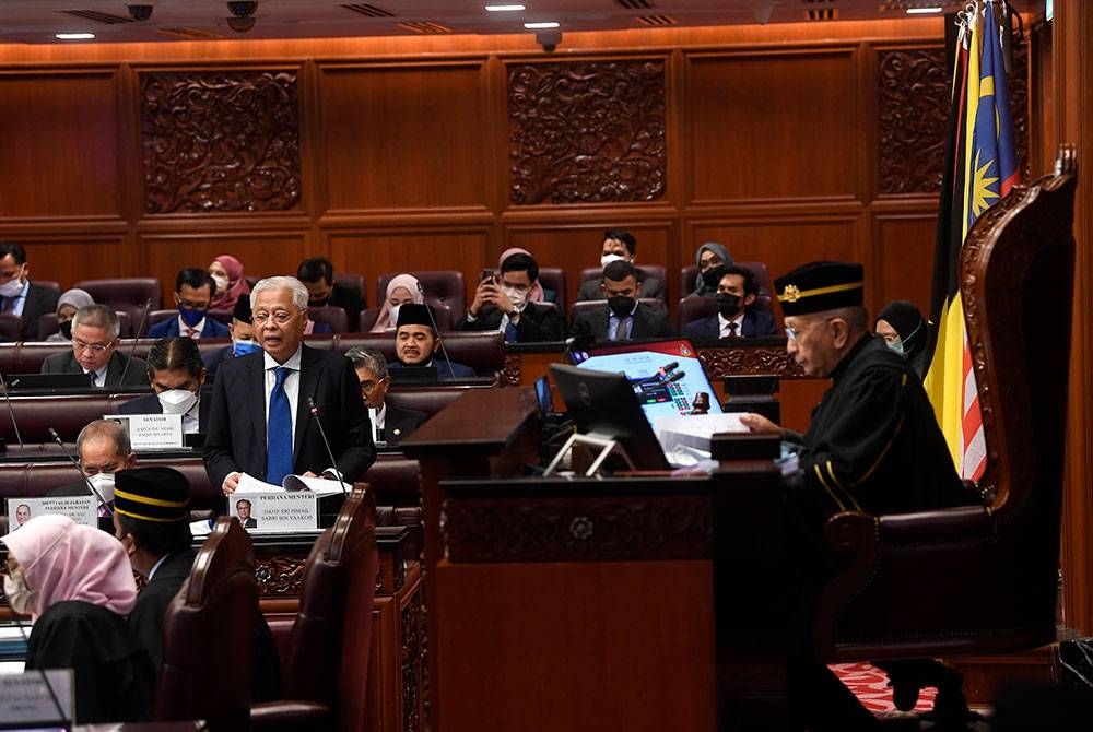 Ismail Sabri ketika membentangkan Rang Undang-undang Perlembagaan (Pindaan) (No. 3) mengenai peruntukan Larangan Ahli Parlimen Bertukar Parti bagi bacaan kali kedua di Dewan Negara pada Selasa. - Foto Bernama