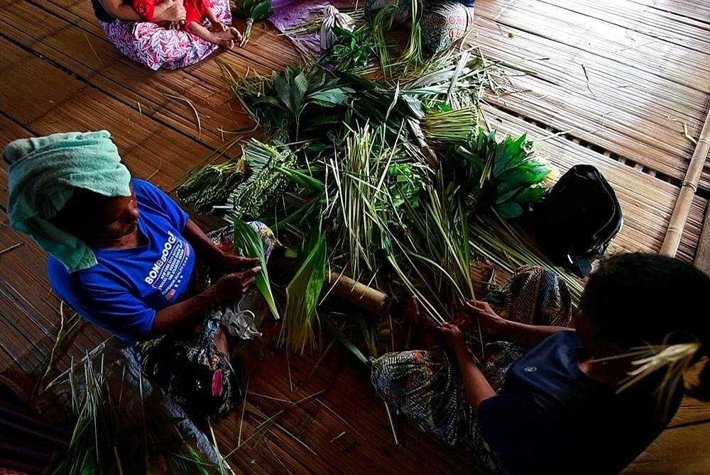 Suasana petang 14 Jun lepas di Kampung Kaloi yang dihuni kira-kira 22 buah keluarga Orang Asli suku kaum Temiar begitu meriah daripada biasa. - Foto Bernama