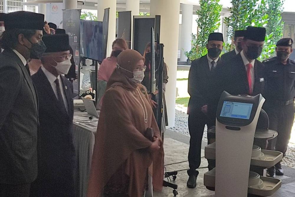 Al-Sultan Abdullah dan Tunku Azizah berkenan melawat tapak pameran NIH sambil diiringi Menteri Kesihatan, Khairy Jamaluddin Abu Bakar di Setia Alam pada Selasa.