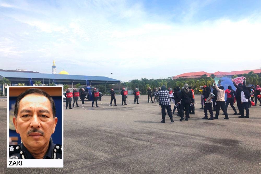 Pasukan LSF melakukan pertunjukan pada Majlis Penutup Kursus LSF Wanita peringkat Kontinjen Kelantan di pekarangan Padang Kawad Batalion 8 PGA Pengkalan Chepa, Kota Bharu pada Selasa.