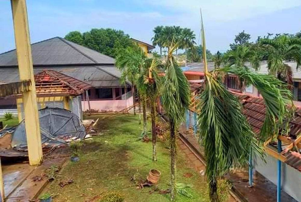 Tangki air yang pecah itu menimpa laluan pejalan kaki di sekolah berkenaan menyebabkan pelajarnya mengalami kecederaan. - Foto Facebook Dr Mohd Radzi Md Jidin