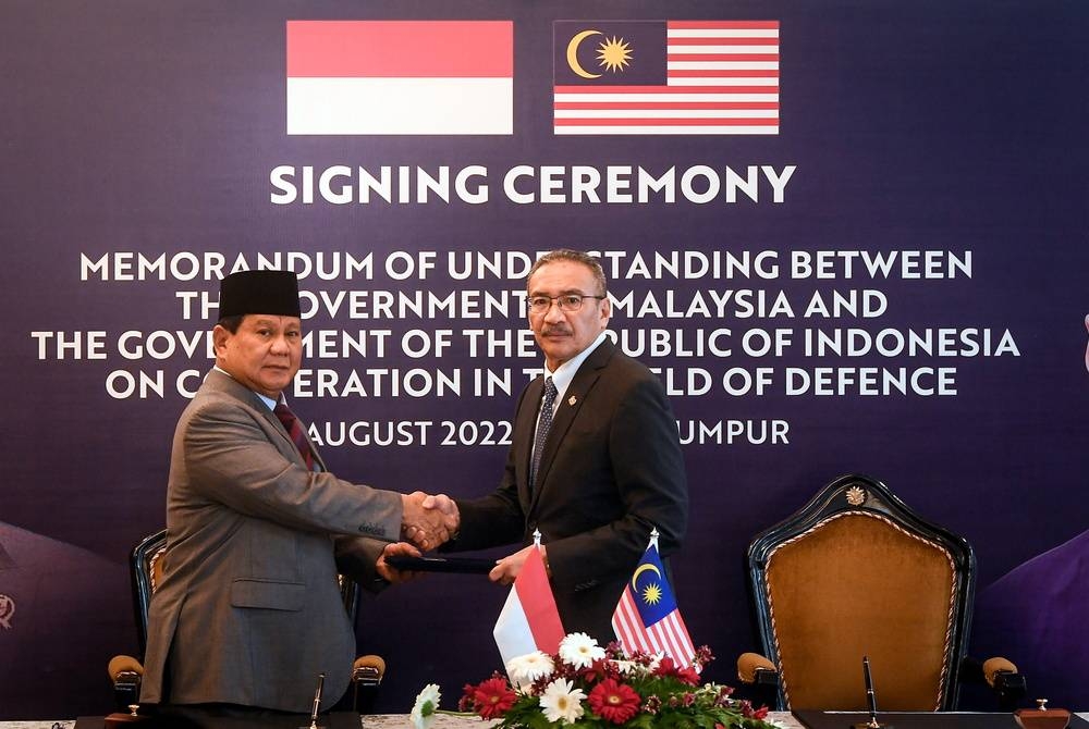 Hishammuddin (kanan) dan rakan sejawatnya dari Indonesia, Prabowo Subianto menandatangani memorandum persefahaman ketika hadir bagi mempengerusikan Mesyuarat ke-42 General Border Committee Malaysia-Indonesia (GBC MALINDO) di Wisma Perwira pada Selasa. - Foto Bernama