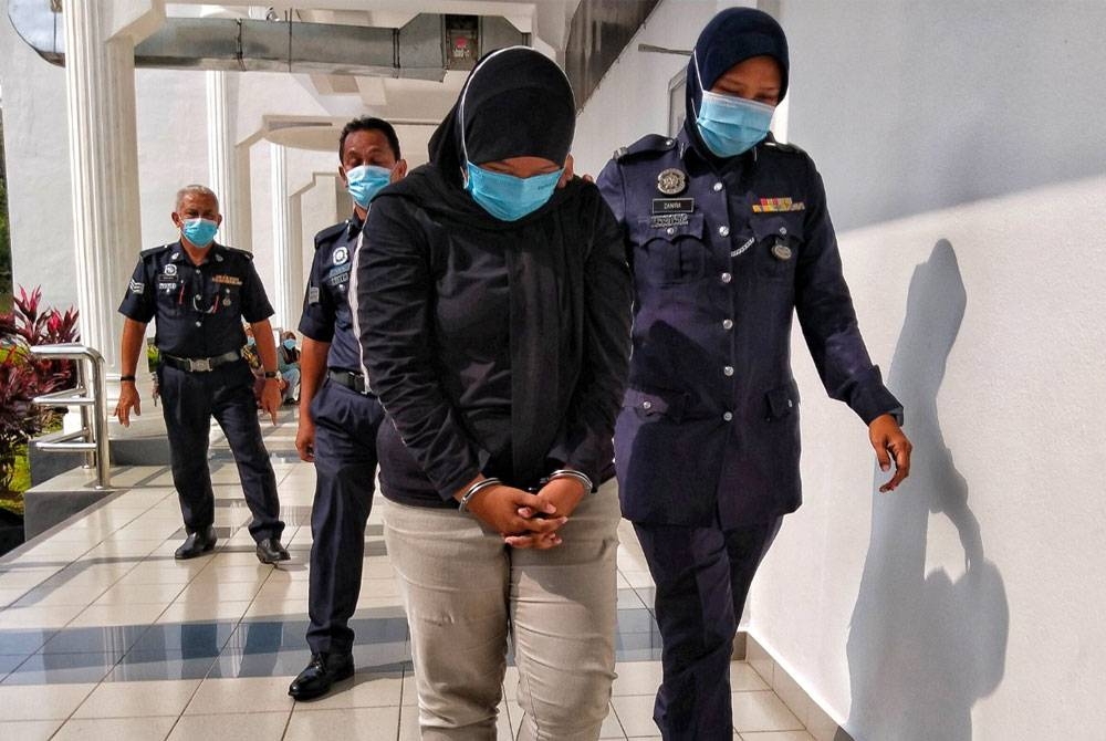 Farizirah (kiri) didakwa di Mahkamah Majistret Aor Gajah pada Selasa atas dua pertuduhan menipu urusan jualan rumah PR1MA.