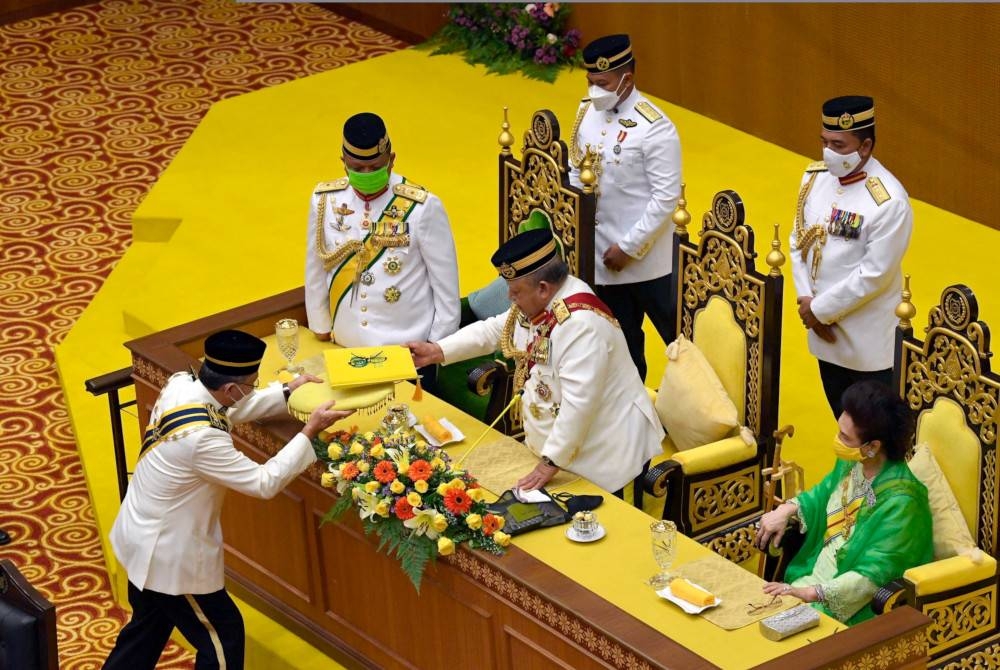 Raja Perlis, Tuanku Syed Sirajuddin Tuanku Syed Putra Jamalullail berkenan menerima buku titah ucapan daripada Menteri Besar Perlis Datuk Seri Azlan Man pada Majlis Istiadat Perbarisan Kawalan Kehormatan Utama dan Perasmian Penggal Persidangan Kelima, DUN Perlis ke-14 pada Selasa. - Foto Bernama
