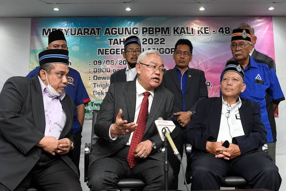 Noh (tengah) pada sidang media selepas Majlis Penutup Mesyuarat Agung Persatuan Bekas Polis Malaysia (PBPM) Ke-48 Negeri Selangor di Bangunan Kumpulan MUARA, Seksyen 14, Shah Alam pada Selasa. - Foto Bernama 