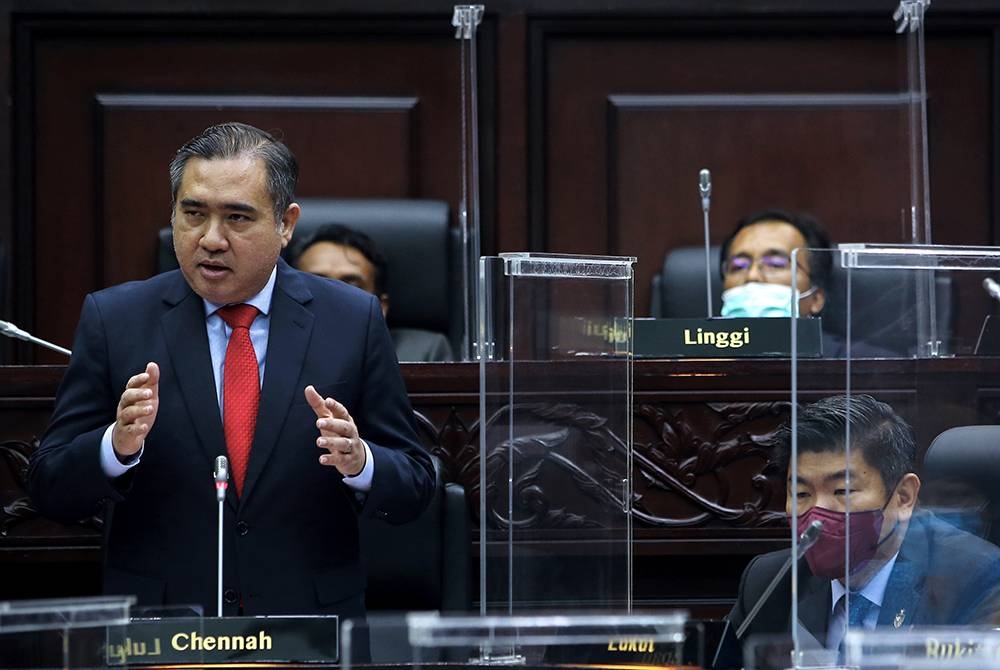 Anthony Loke (kiri) yang juga Ahli Parlimen Seremban mengemukakan soalan lisan semasa sesi pertanyaan dan jawapan lisan pada Persidangan Kedua Penggal Kelima DUN Negeri Sembilan di Wisma Negeri pada Selasa. - Foto Bernama
-- fotoBERNAMA (2022) HAK CIPTA TERPELIHARA