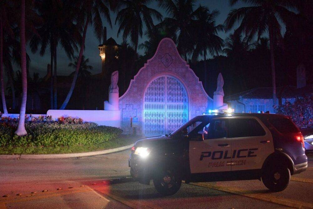 Sebuah kereta peronda polis dilihat di pintu masuk kediaman Mar-a-Lago di Palm Beach, Florida pada Isnin. - Foto Agensi