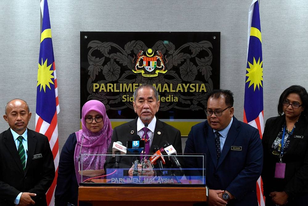 Wan Junaidi pada sidang media ketika menghadiri Persidangan Dewan Negara di Bangunan Parlimen hari ini. Foto Bernama