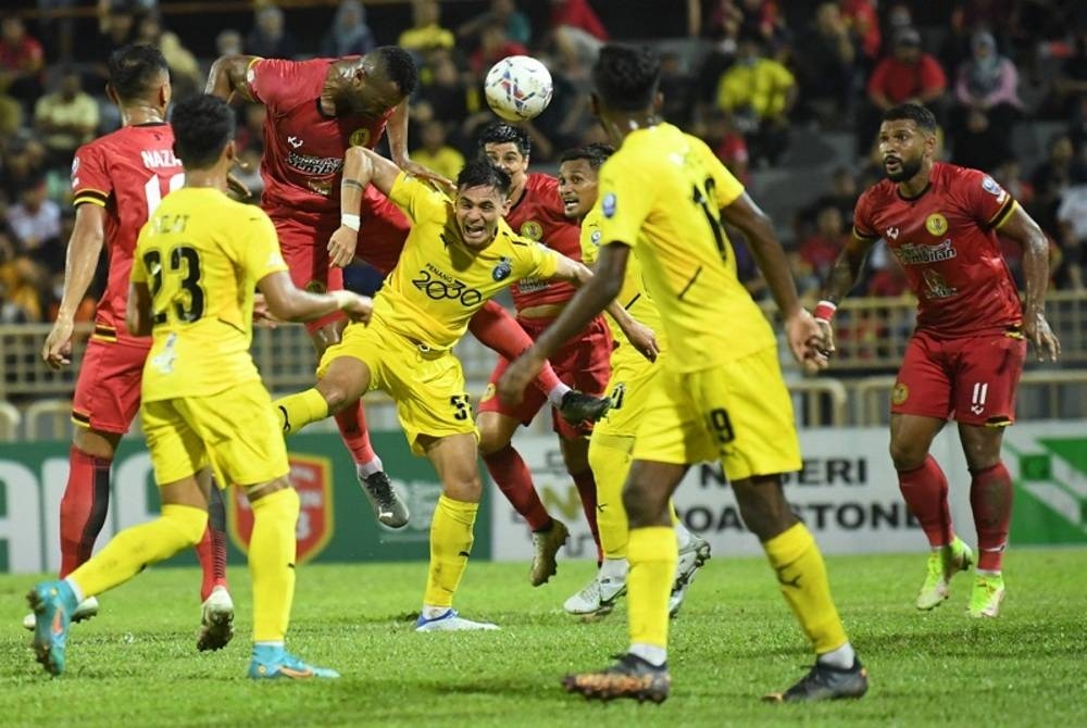 Pemain Negeri Sembilan Herorld Goulon (tiga dari kiri) menanduk bola ke gawang Penang FC pada perlawanan Liga Super di Stadium Tuanku Abdul Rahman, Paroi malam tadi. Foto Bernama