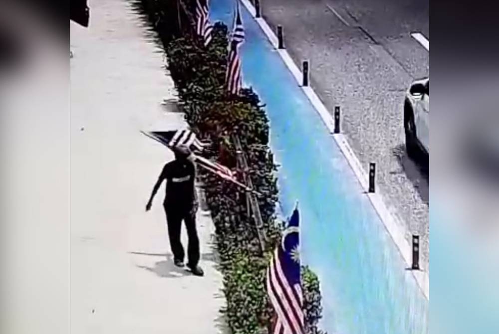 Perbuatan pelaku merosakkan bendera yang dipasang dikesan melalui rakaman CCTV.