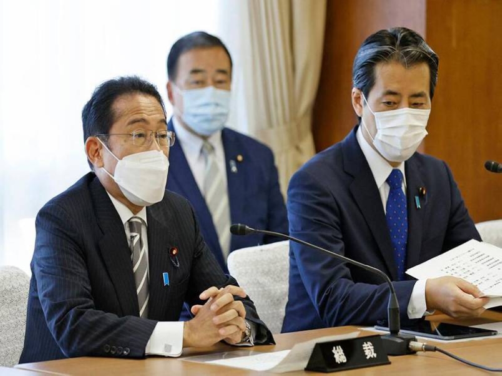 Perdana Menteri Jepun Fumio Kishida (kiri) ketika melakukan pertemuan dengan ahli partinya di ibu pejabat parti di Tokyo pada, Rabu. Foto Associated Press