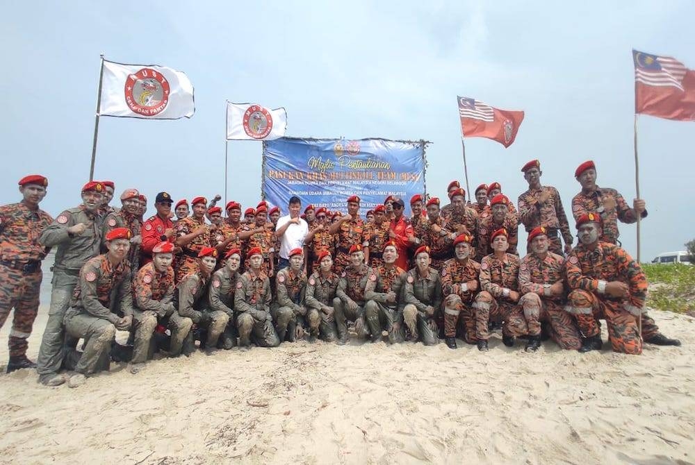 Baris kedua, tujuh dari kiri; Abdul Wahab, Chee Heng dan Norazam bersama Pasukan MUST selepas Majlis Pentauliahan Pasukan MUST JBPM di Pantai Aceh, Pulau Indah, pada Rabu.