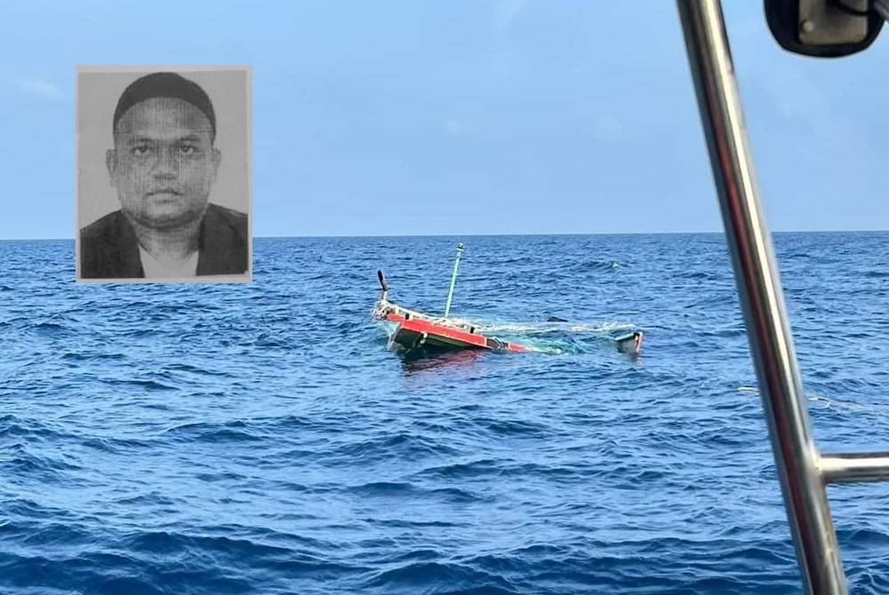 Bot yang dinaiki enam nelayan termasuk tekong yang dilaporkan karam di perairan Pulau Redang. - Foto ihsan pembaca (Gambar kecil: Saludin)