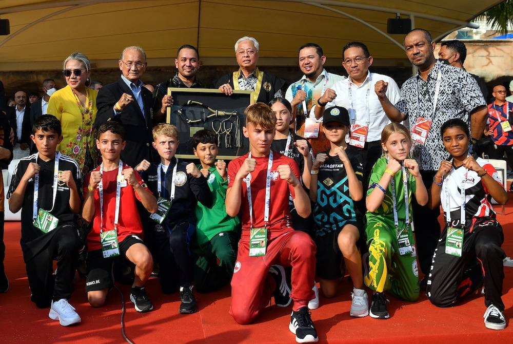 Ismail Sabri bergambar bersama atlet-atlet Muay Thai ketika Majlis Pembukaan Kejohanan Muay Thai Remaja Dunia IFMA 2022 di Petaling Jaya pada Rabu. - Foto Bernama