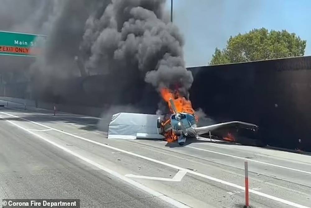 Sebuah pesawat ringan terbakar selepas mendarat di sebuah lebuh raya di Los Angeles baru-baru ini. - Foto Corona Fire Department.