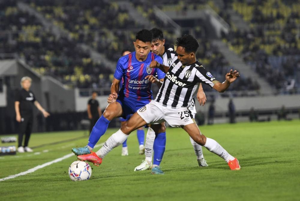 Pemain Terengganu FC, Muhammad Alif Zakaria (kanan) mengasak pemain JDT, Arif Aiman Mohd Hanapi (kiri) pada perlawanan Liga Super Malaysia 2022 di Stadum Sultan Mizan Zainal Abidin, malam Khamis. - Foto Bernama