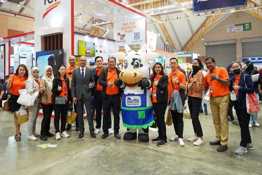 Sheikh Farouk (depan, lima dari kiri) bersama kakitangan pengurusan AEON BiG di reruai FGV, pada Pameran Pertanian, Hortikultur dan Agro Pelancongan Malaysia (MAHA) 2022.