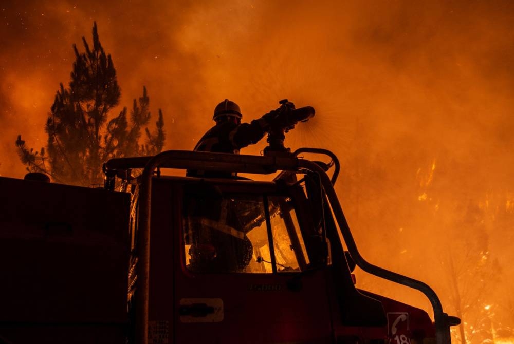 Anggota bomba bertungkus lumus memadamkan kebakaran hutan. - Foto EPA