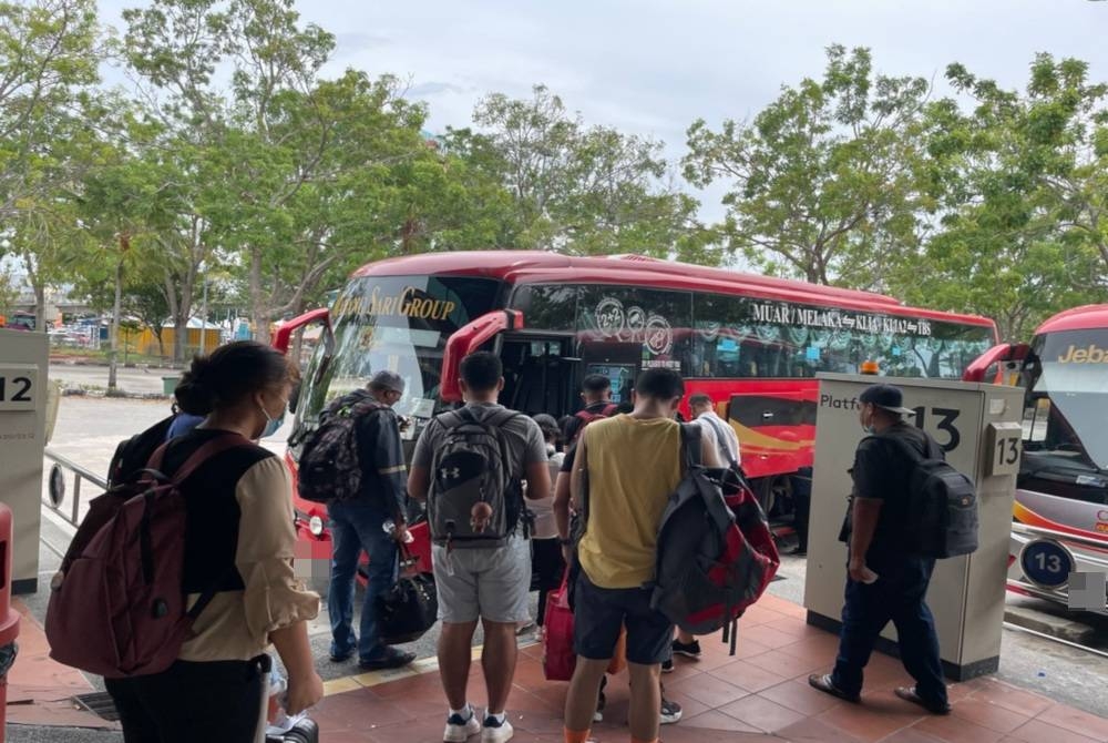 Platform redBus catat peningkatan jualan tiket bas sepanjang perayaan Aidiladha.