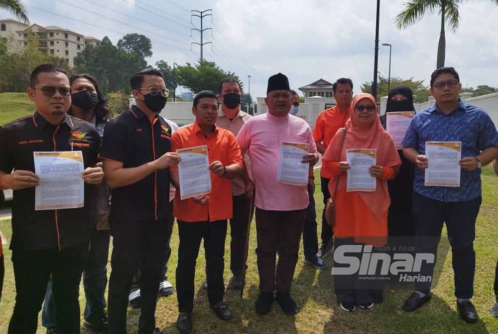 Sani (dua dari kanan) ketika hadir menyerahkan memorandum di Istana Negara berhubung skandal LCS pada Khamis.