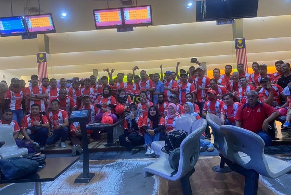 Rozaki (tengah) bersama peserta yang mengambil bahagian pada Kejohanan Boling Anak Kelantan 2022 di Dewan Ball, Kompleks Sukan Nilai, Negeri Sembilan Ahad lalu.