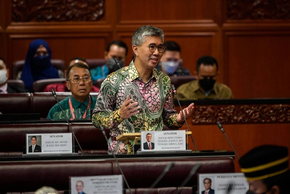 Tengku Zafrul pada sesi soal jawab sempena Persidangan Dewan Negara di Parlimen pada Khamis. - Foto Bernama