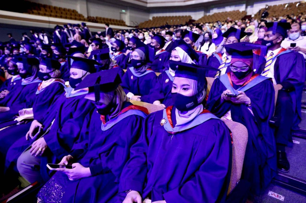 Sebahagian daripada graduan yang terlibat dalam Majlis Konvokesyen Ke-17&amp;18, UniKL 2022 di Pusat Dagangan Dunia (WTC) Kuala Lumpur pada Khamis.	