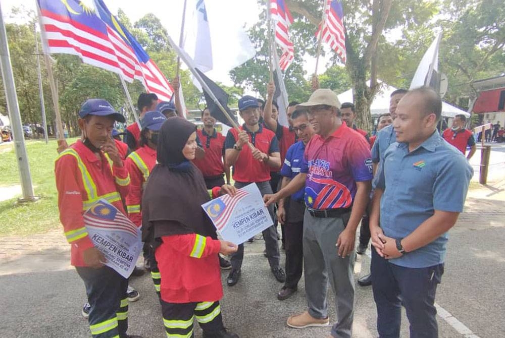 Exco Kerajaan Tempatan dan Perumahan Negeri, Datuk Abd Rahim Muda (dua dari kanan) bersama sebahagian pekerja pembersihan yang diraikan pada Program Pelancaran Kempen Kibar Jalur Gemilang Sempena Bulan Kemerdekaan dan Sambutan Hari Pekerja Pembersihan 2022 di Taman Gelora, pada Khamis.