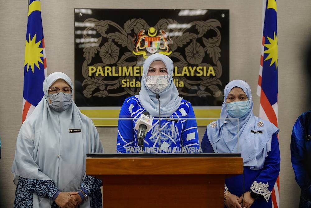 Rina (tengah) ketika sidang akhbar selepas Rang Undang-Undang Antigangguan Seksual 2021 diluluskan Dewan Negara pada Khamis. - Foto Bernama