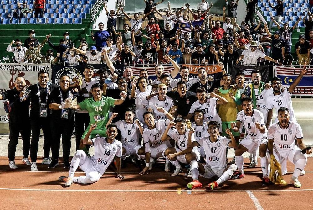 Pemain serta pegawai skuad KL City FC bersama sebahagian penyokong meraikan kejayaan mara ke final Piala AFC. - Foto Facebook KL City Fooball Club