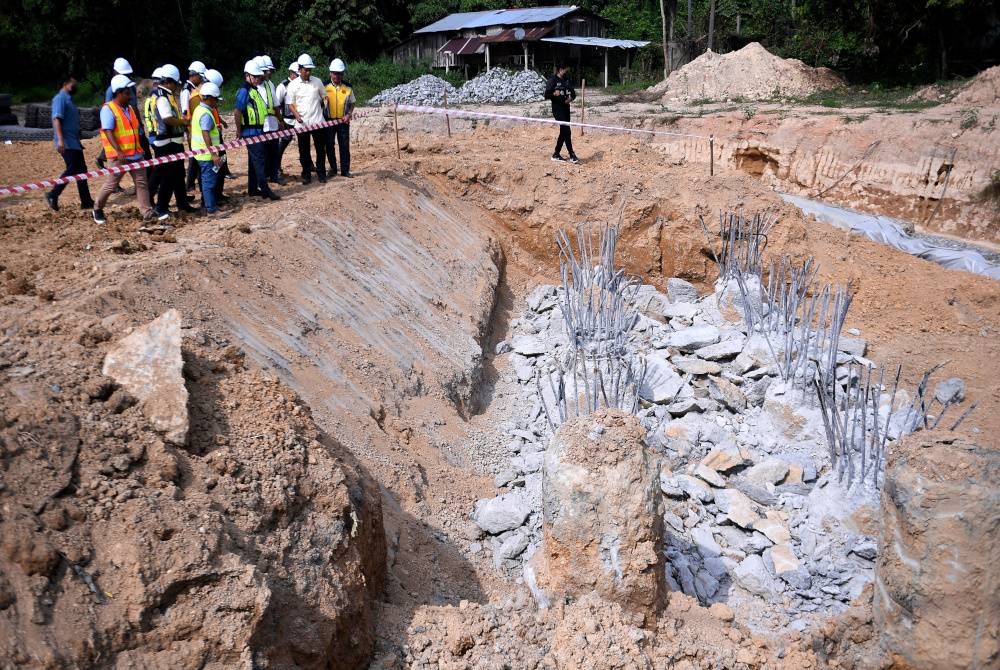 Menteri Kanan Kerja Raya Datuk Seri Fadillah Yusof ketika meninjau lokasi Jambatan Sungai Durian pada Program Jelajah FTRoadpedia Zon Timur 3.0 di Jalan Lama Bentong - Raub, pada Khamis. - Foto Bernama
