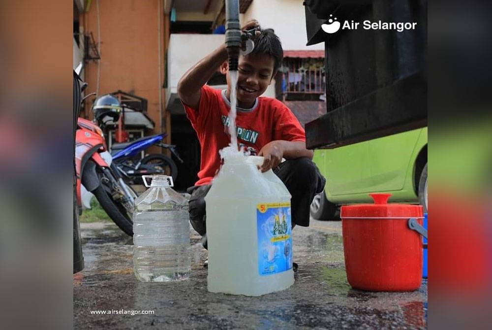 Ujian persampelan air turut dilakukan di tapak sebelum lori tangki air digerakkan bagi memastikan air terawat yang bersih dah selamat sampai kepada pengguna. - Foto FB Air Selangor