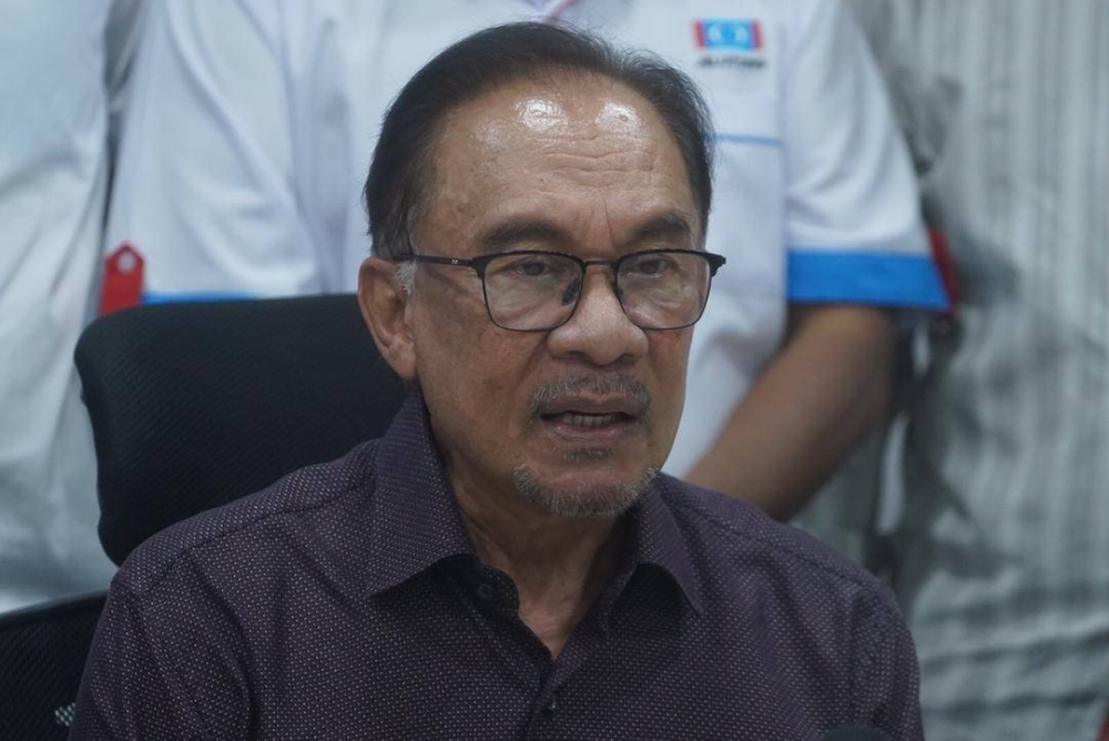 Ketua Pembangkang, Datuk Seri Anwar Ibrahim ketika sidang media selepas mengadakan pertemuan bersama Ketua Cabang Parti Keadilan Rakyat (PKR) Pulau Pinang, Kedah dan Perlis, pada Khamis.