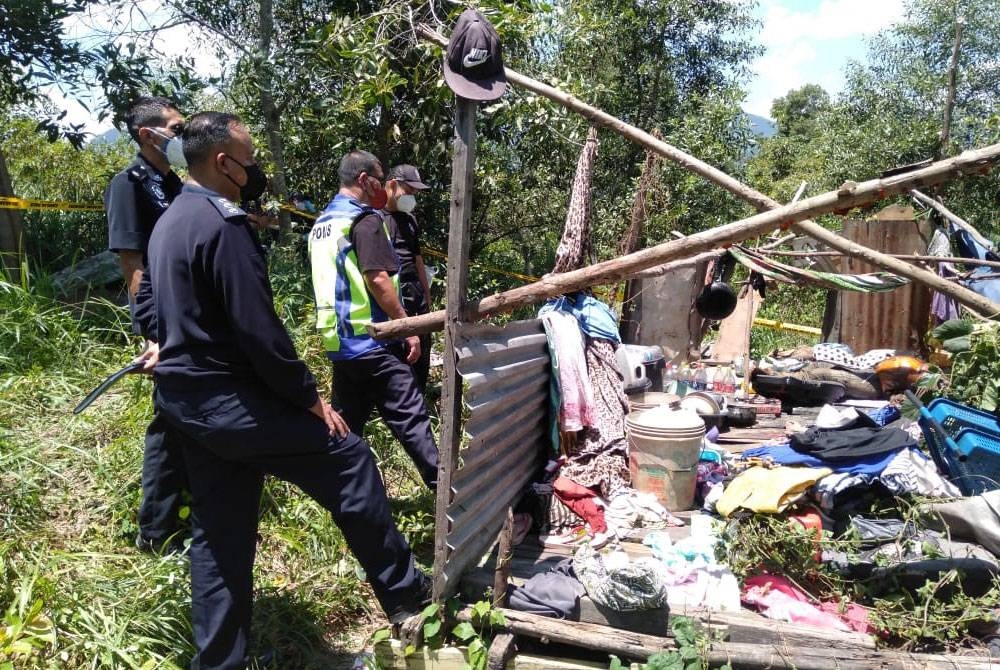 Mayat seorang wanita tanpa identiti ditemui dalam keadaan reput di pondok usang di belakang sebuah stesen minyak di Kampung Tebobon pada Khamis.