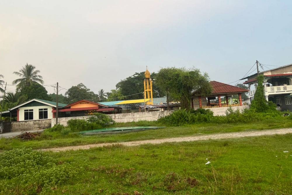 Tanah yang diwakafkan untuk pembinaan masjid baharu bersebelahan Masjid Ar-Rahmah lama.