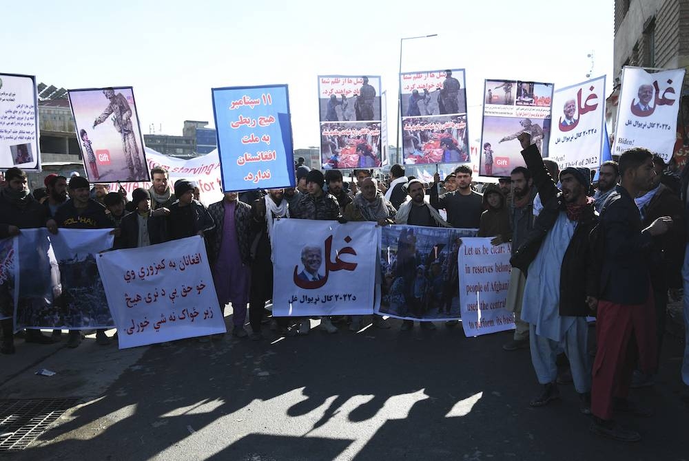 Orang ramai berarak di Kabul bagi membantah tindakan Joe Biden membekukan aset Afghanistan pada Februari lalu. - AFP