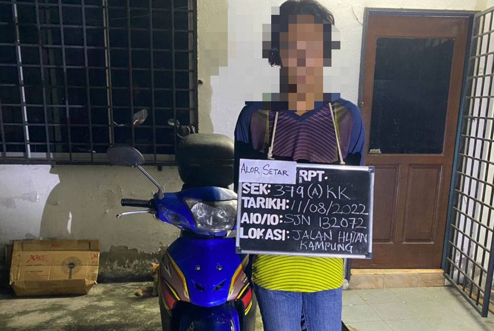 Seorang lelaki ditahan selepas menunggang motosikal dalam keadaan mencurigakan dalam sekatan jalan raya (SJR) di Jalan Hutan Kampung, pada Khamis. - Foto Ihsan PDRM