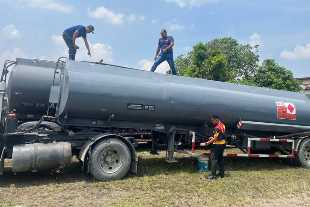 Pegawai penguat kuasa KPDNHEP memeriksa lori tangki yang dirampas dipercayai menjalankan aktiviti penyelewengan diesel bersubsidi menerusi serbuan dijalankan di beberapa lokasi sekitar Selangor pada Selasa.