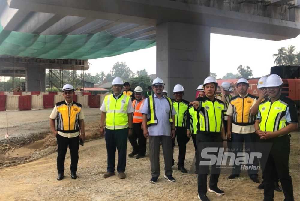 Fadillah (depan, dua dari kanan) melawat tapak pembinaan Jejambat Wakaf Bharu, Tumpat, pada Jumaat.