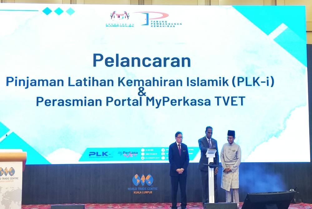 Saravanan (tengah) ketika melancarkan Portal MyPerkasa TVET di WTC Kuala Lumpur pada Jumaat.