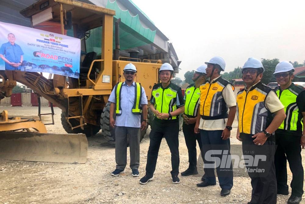 Fadillah (dua dari kiri) semasa melawat tapak pembinaan Jejambat Wakaf Bharu, Tumpat, pada Jumaat.