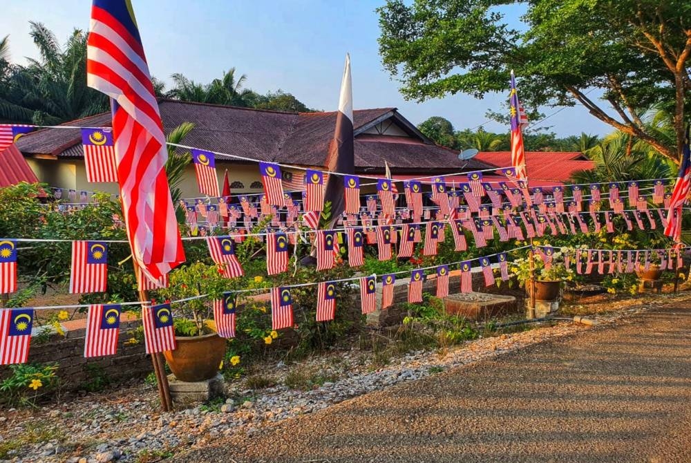 Kibaran Jalur Gemilang sudah mula menghiasi kawasan Felda Jengka 24.