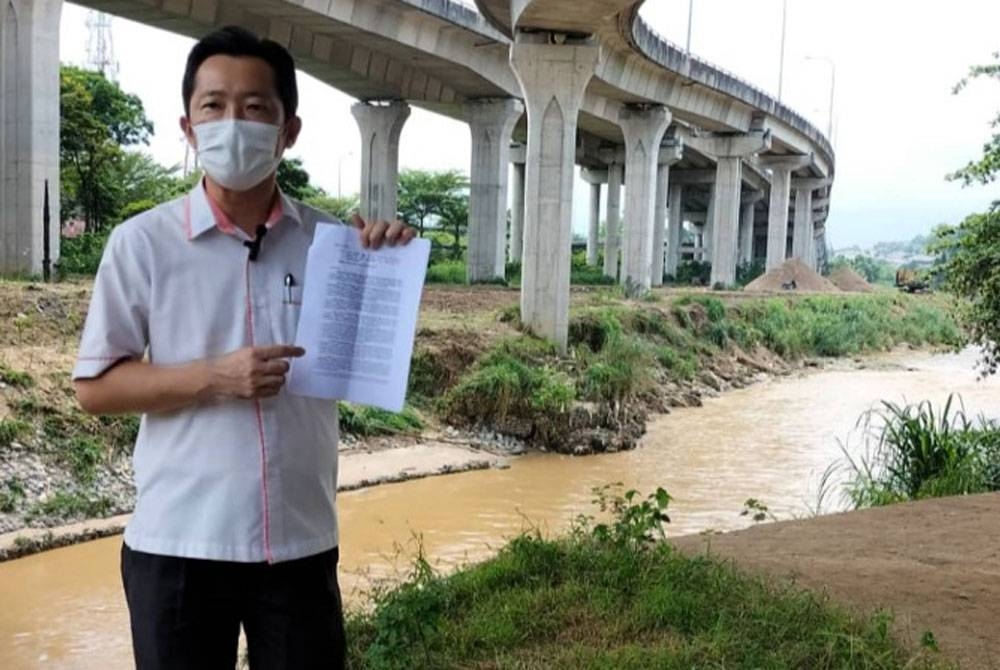 Kee Chin menunjukkan surat permakluman perkembangan PSLB Sungai Linggi.